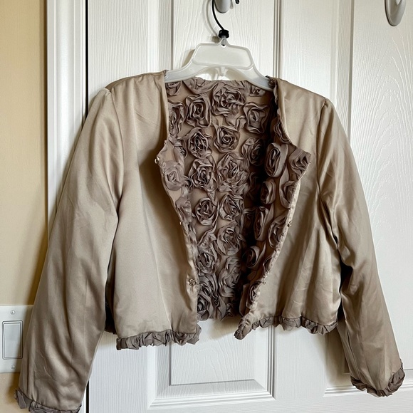Beige/Taupe Rosettes, Lined, 3/4 Sleeves Cropped Jacket. By Issac Mizrahi. - Picture 6 of 11